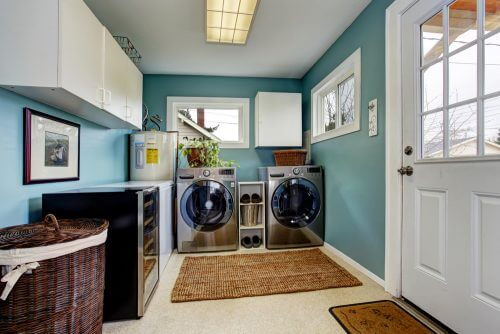 Duvarda su yeşili ve yerde hasır kilim kullanarak çamaşır odanızın atmosferini değiştirin. 