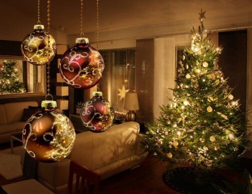 Noel ağacınızı ışıklar, gelin teli ve el yapımı dekorasyonlarla dekore edebilirsiniz.