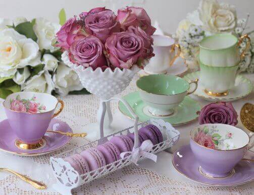 Renkleri porselen çay takımı ile uyumlu olan tatlılar ve çiçekler