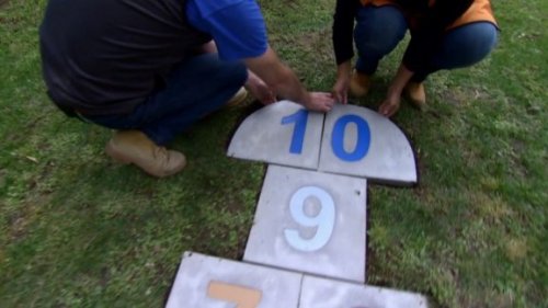 Seksek alanı oluşturmak için parke taşı üzerine şablonlanmış sayılar kullanabilirsiniz.