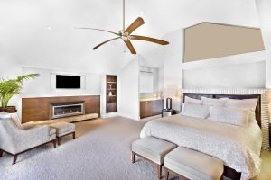 ahşap ve beyaz tonlarda tavanında fan olan yatak odası ve radyant ısıtma
