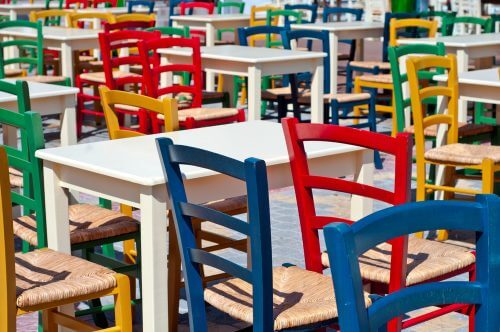 hasır oturaklı rengarenk ahşap sandalyeler