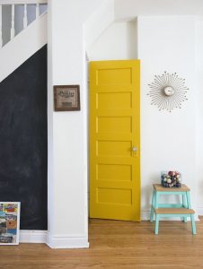 beyaz duvarlar ve sarı kapı