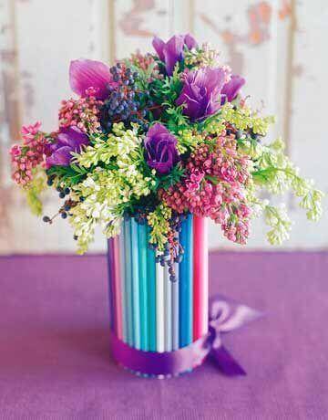 Yaptığınız vazoya koyacağınız çiçekler, seçtiğiniz renklerle uyumluysa daha da hoş görünecektir.