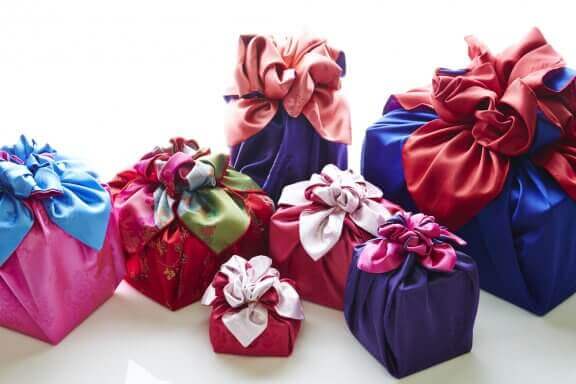 Farklı renkteki şık kumaş parçalarını kullanarak hediyelerinizi paketleyin.