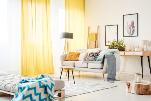 Açık renk mobilyalar ile evinizi canlandırın
