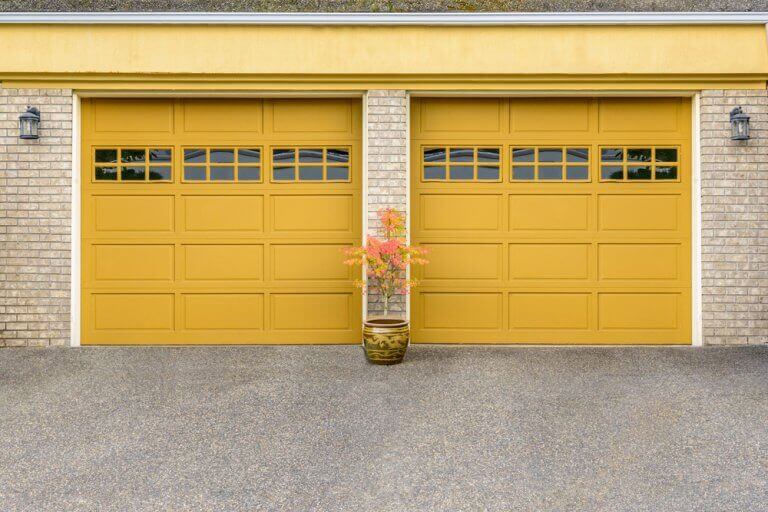 Geniş sarı metal garaj kapısı