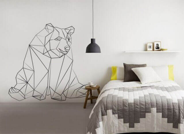 Yatak odası duvarında geometrik ayı deseni