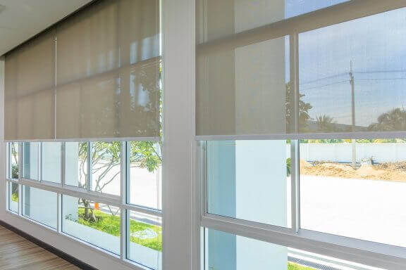 Tüm duvarı kaplayan pencereler, doğal ışıktan en iyi şekilde faydalanmanızı sağlar. 