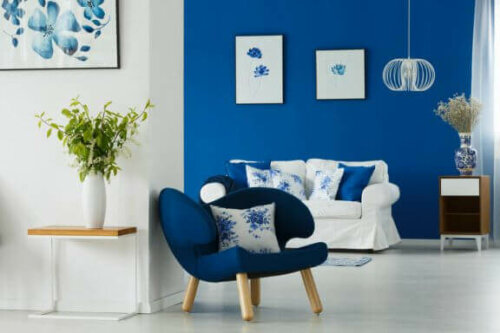 mavi ve beyaz duvarlarlı olan odada mavi ve beyaz koltuklar