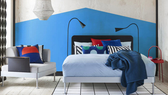 Geometrik esintili mavi tonlarda yatak odası