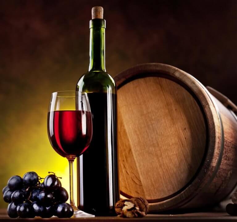 Şarap fıçıları ve kırmızı şarap