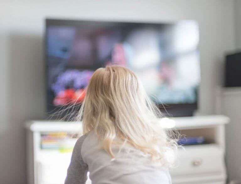 Televizyon önünde oturan çocuk