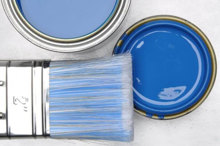 Mavi tonlarında iki kutu boya ve beyaz mavi kıllı fırça