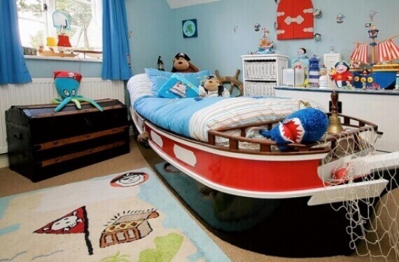 Temalı çocuk odası ve gemi şeklinde kırmızı siyah yatak