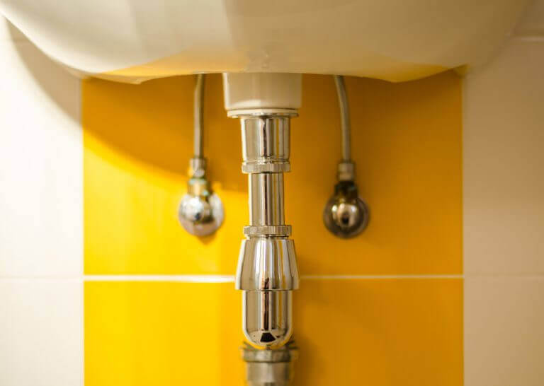 Sarı banyo duvarı ve lavabo