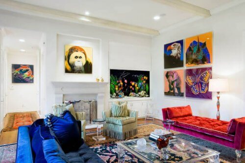 Pop art tablolar asılı renkli salon