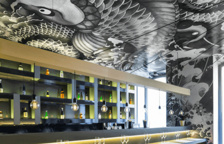 Tavanında gri ejderha resmi olan restoran