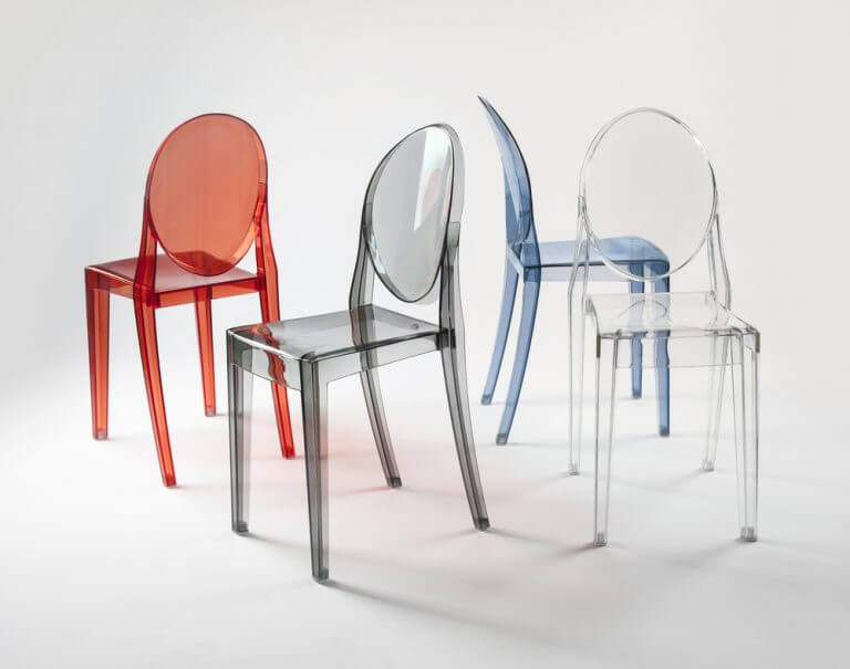Dört ayrı tasarımda şeffaf sandalye