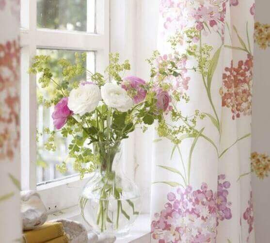 Pencere kenarında çiçek ve benzer görsellikte perde deseni