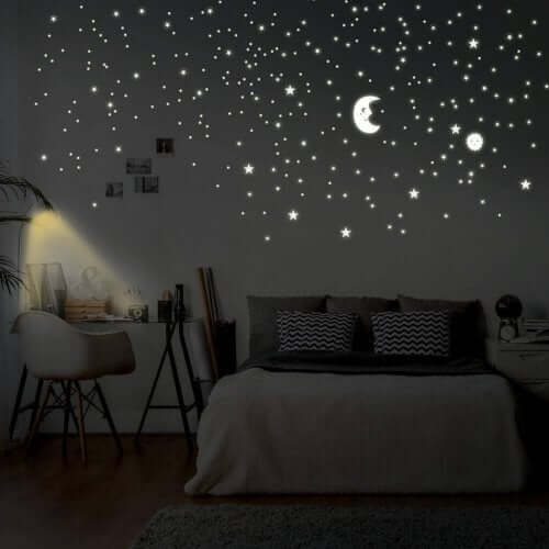 Yatak odası duvarına yapıştırılmış fosforlu ay ve yıldız şekilleri