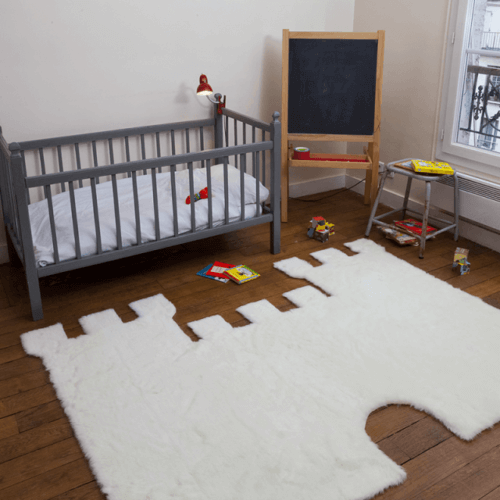 Bebek odasında kale şeklinde halı