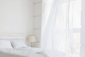 Feng shui felsefesine uygun tamamen beyaz nesnelerle döşenmiş yatak odası