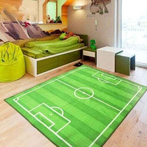 Yeşil daha şeklinde halı ile yatak odasını dekore etmek