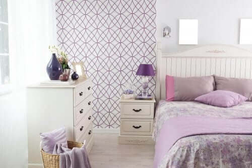 Mor ve pembe aksesuarlarla yatak odanızı uyumlu dekore etmek
