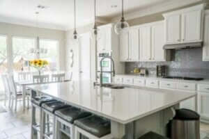 Beyaz renkli mutfak tezgahı