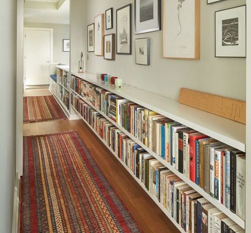 Hall decorated with carpet and books.
