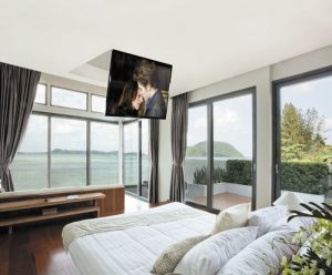 Discreet and modern, the folding TV ceiling mount is so practical.