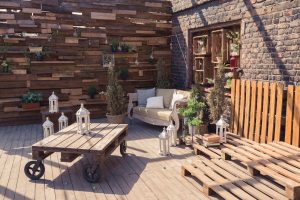 Helpful Ideas to Create a Table Using Wooden Pallets
