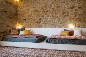 석조 가옥은 습기와 해충을 방지하고 소음에 강하며, 열을 잘 보존합니다.