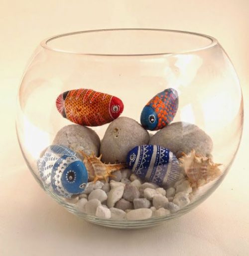 Decorate the Outside of your Fish Tank with Pebbles