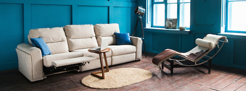 Blue can be a good option for a vintage living room.