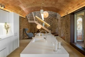 kitchen-with-stone-wall