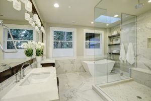 For narrow bathrooms, use transparent elements and a U-shaped layout.