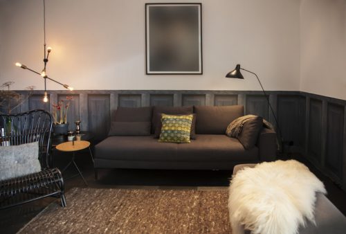 Living room with wood paneling and painting / pinterest.es