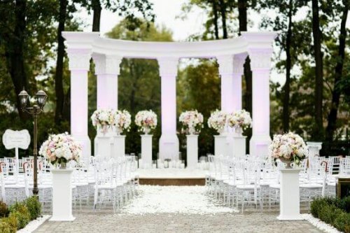How to Decorate a Wedding Altar