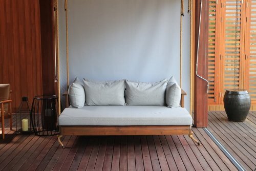 Choose colors and textiles for your Balinese beds that will suit your home