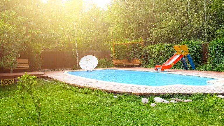 How to Decorate a Pool and Backyard Area