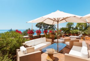 The 4 Best Umbrellas for Your Patio