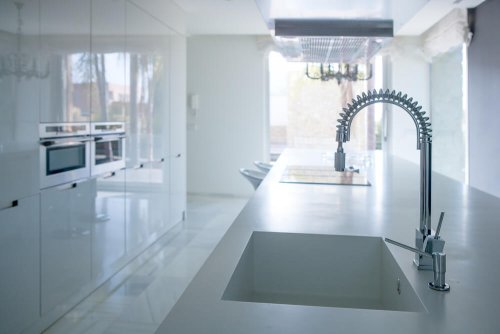 Completely white kitchen with movable faucet