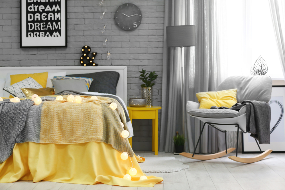 Yellow summer bedspreads make your interior brighter.