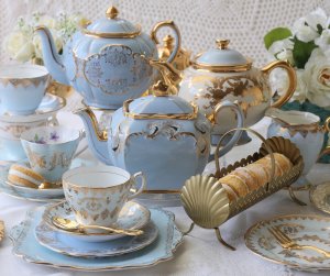The chinaware used for taking afternoon tea is beautiful and delicate.