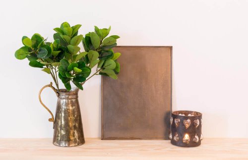 Decorate your shelves with jars with leaves