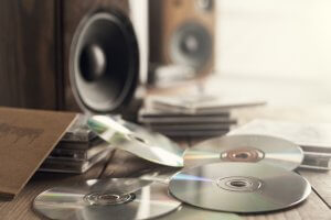 Learn How to Decorate Your Mirrors With Old CDs!