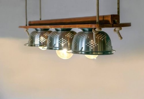 Using kitchen items such as strainers to make light shades is a creative way of recycling objects and adding a unique theme to your home