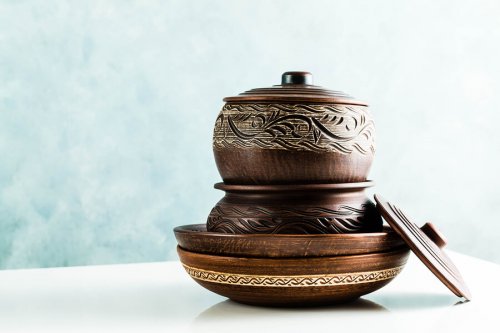Clay cooking pots can be decorated or carved to add a beautiful touch to the kitchen